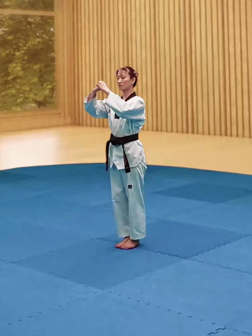 Bojumeok-junbi, Covered Fist Ready Stance