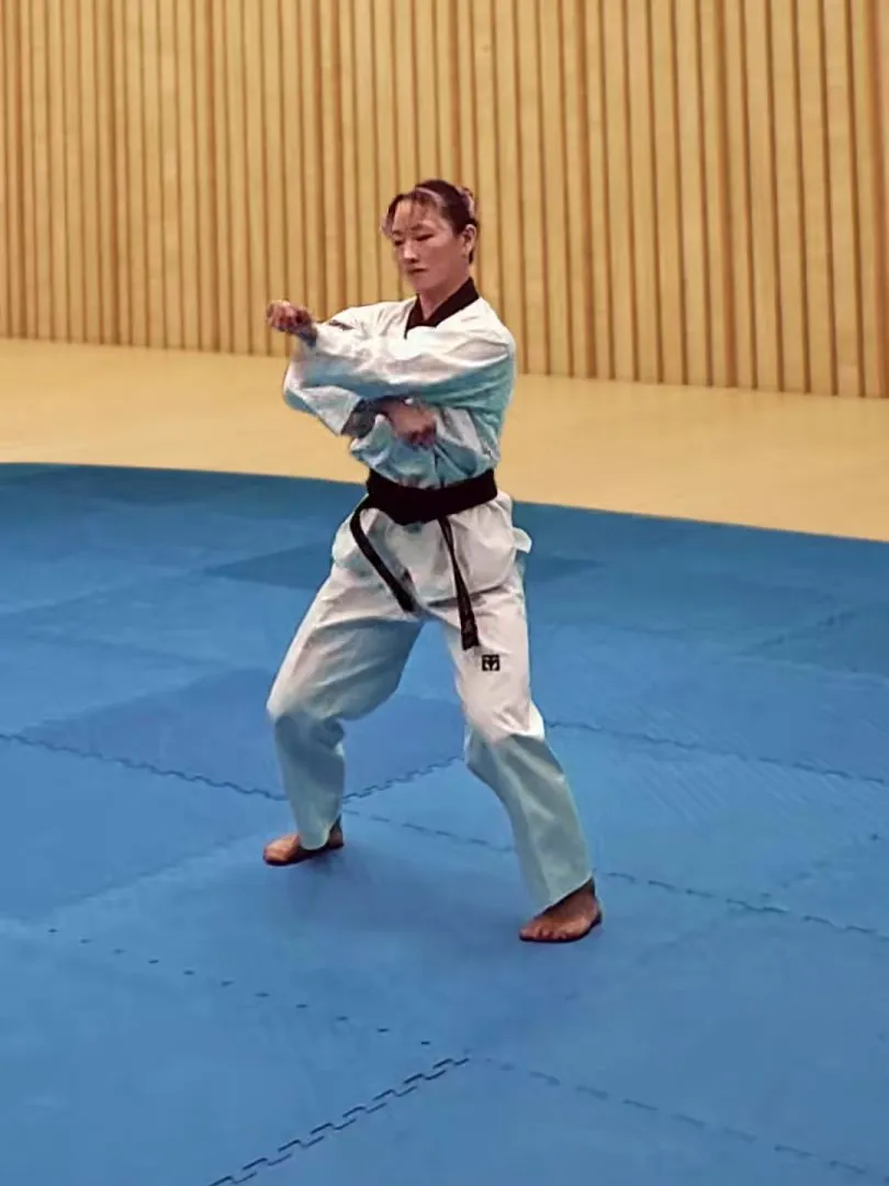 Danggyeo-deungjumeok-teok-chigi, Pulling Backfist Jaw Strike