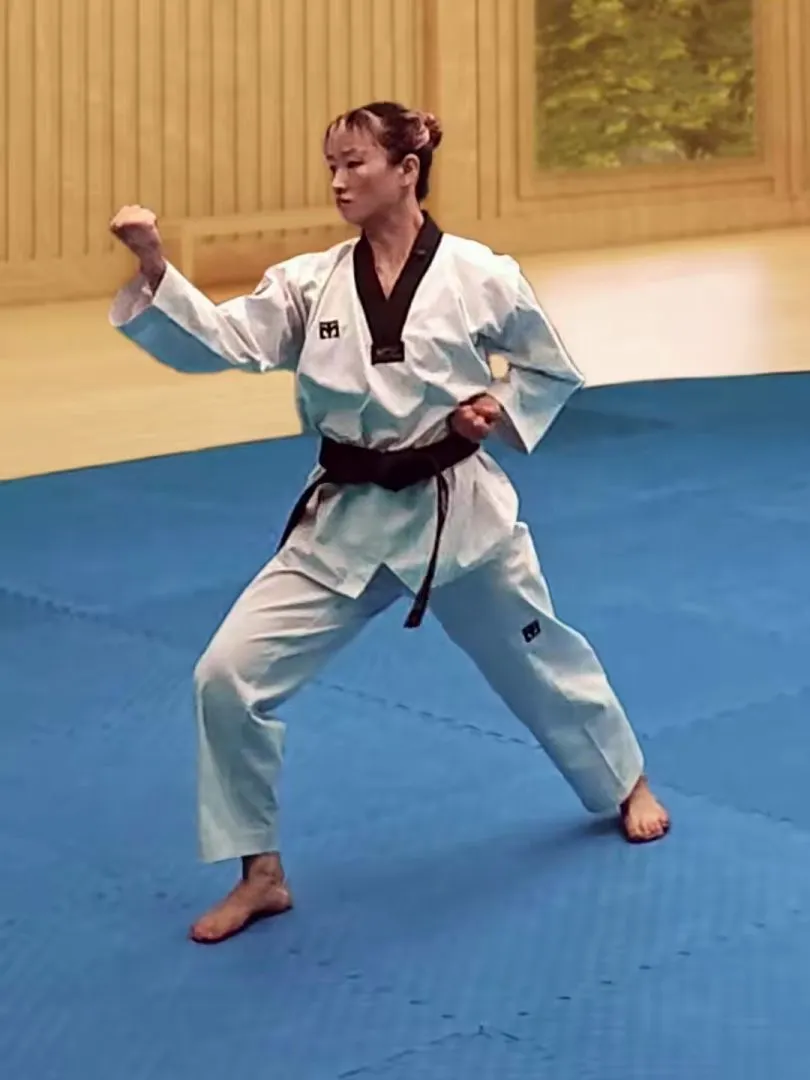 Deungjumeok-eolgul-ap-chigi, Backfist Face Strike
