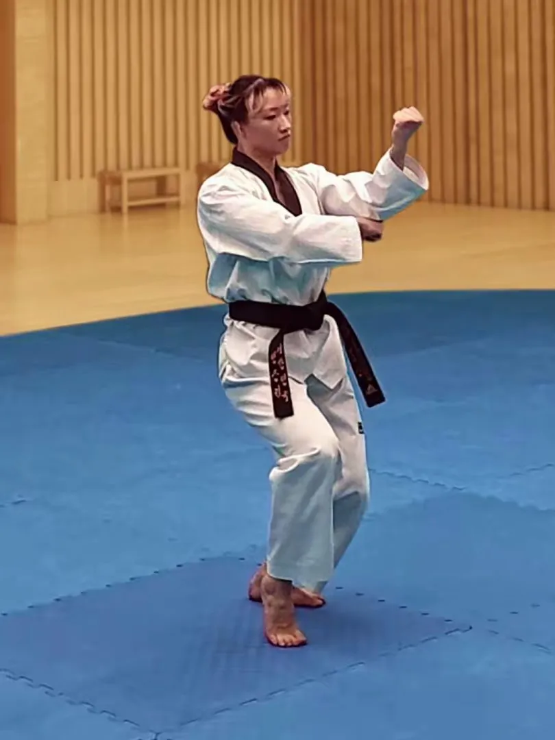 Deungjumeok-geodeureo-ap-chigi, Augmented Backfist Strike