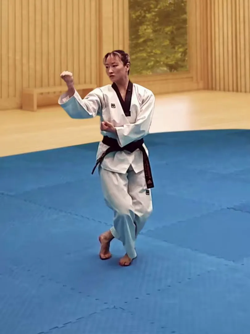 Deungjumeok-geodeureo-eolgul-ap-chigi, Augmented High Backfist Strike