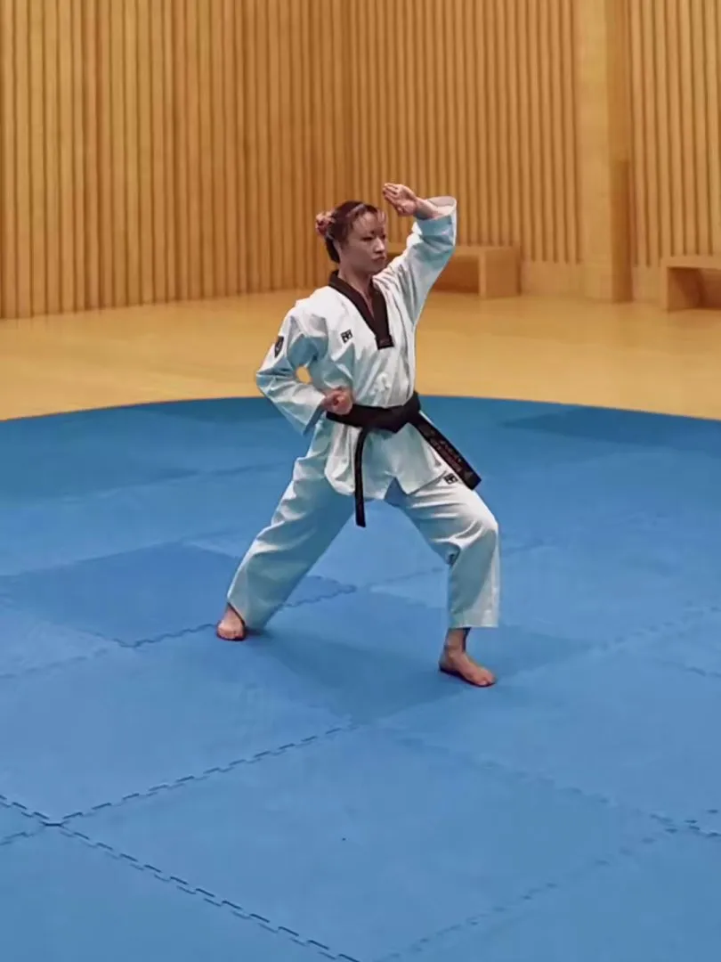 Hansonnal-eolgul-makgi, Single Knifehand High Block