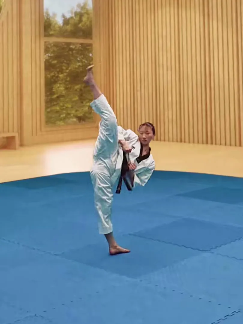 Huryeo-chagi, Hook Kick