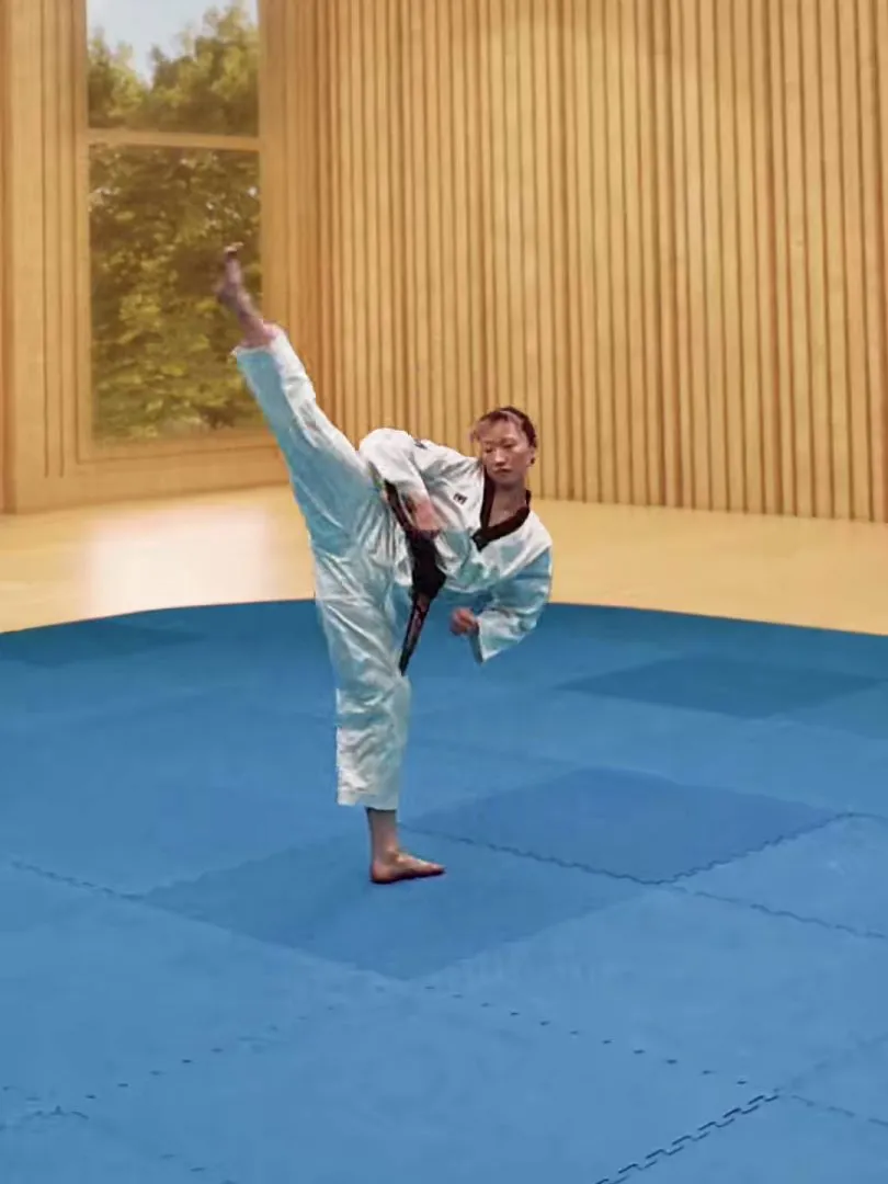 Momdollyeo-huryeo-chagi, Spinning Hook Kick