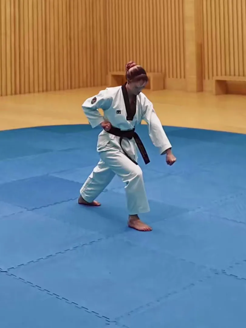 Naeryeo-jireugi, Downward Punch