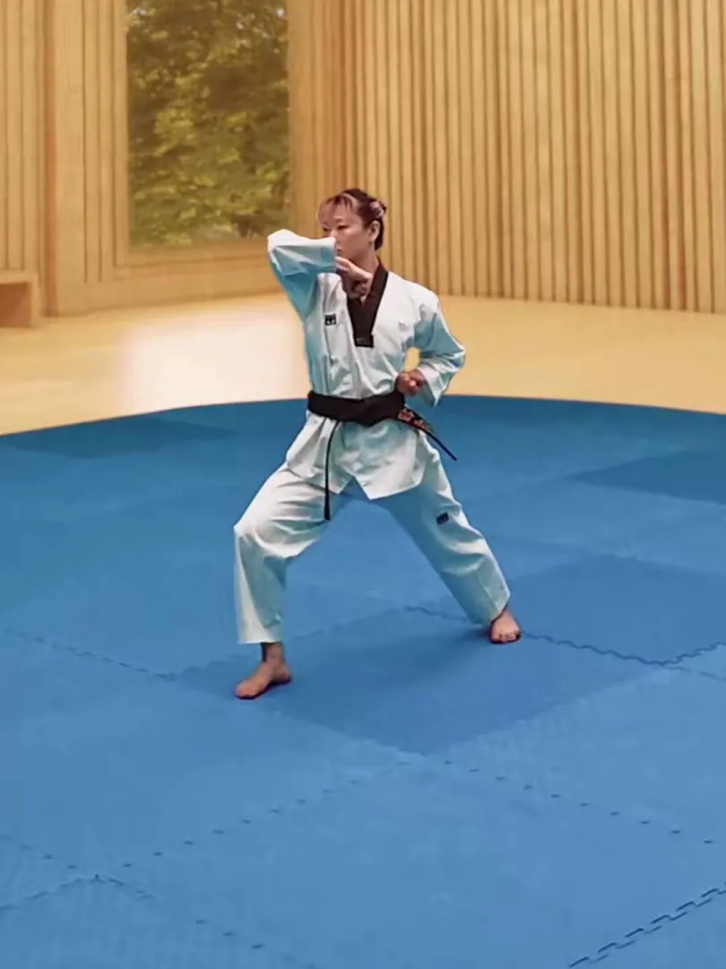 Palgup-dollyeo-chigi, Elbow Turning Strike