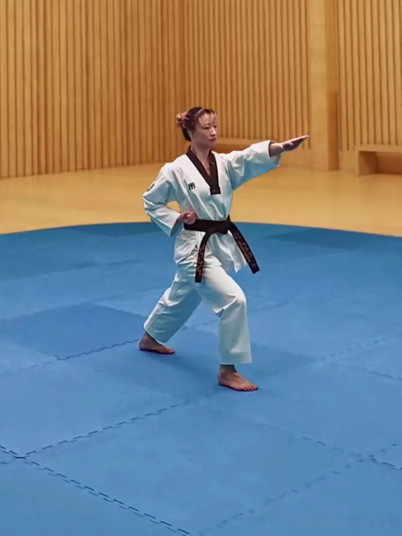 Pyeonsonkkeut-eopeo-jjireugi, Horizontal Fingertip Thrust