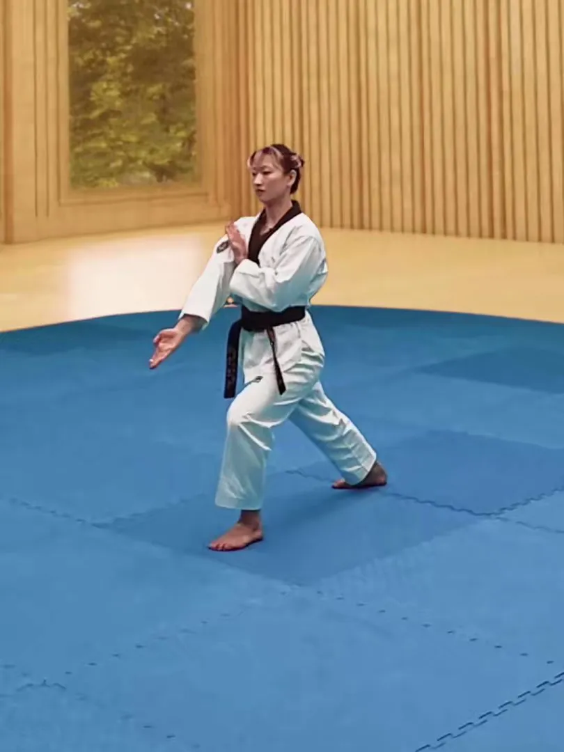 Pyeonsonkkeut-jeocheo-jjireugi, Turn-over Fingertip Thrust