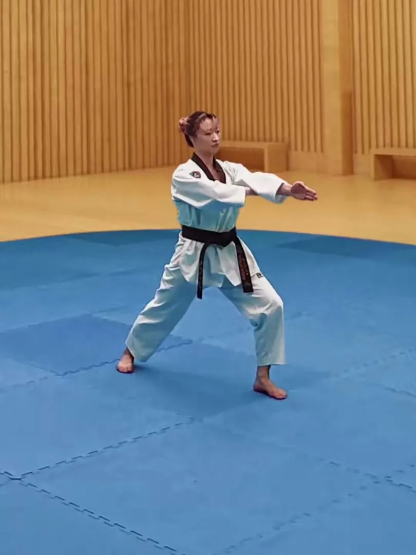 Pyeonsonkkeut-sewo-jjireugi, Vertical Fingertip Thrust