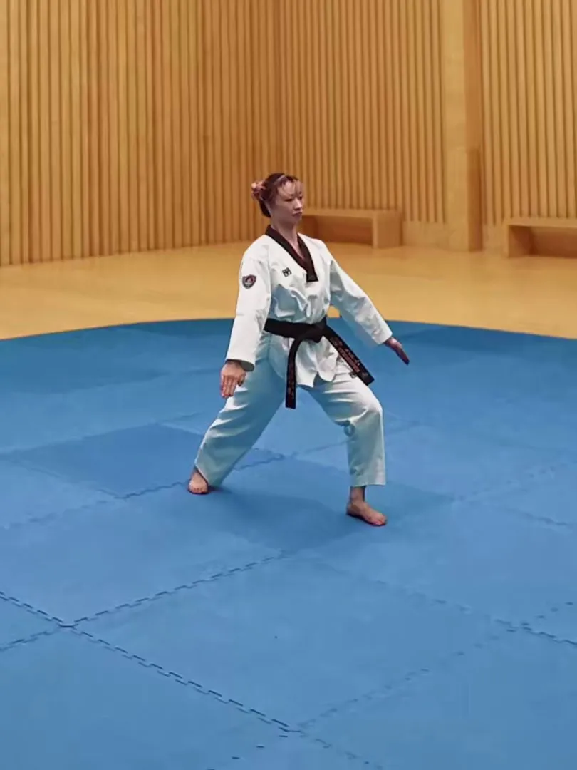 Sonnal-arae-hecheo-makgi, Low Knifehand Opening Block