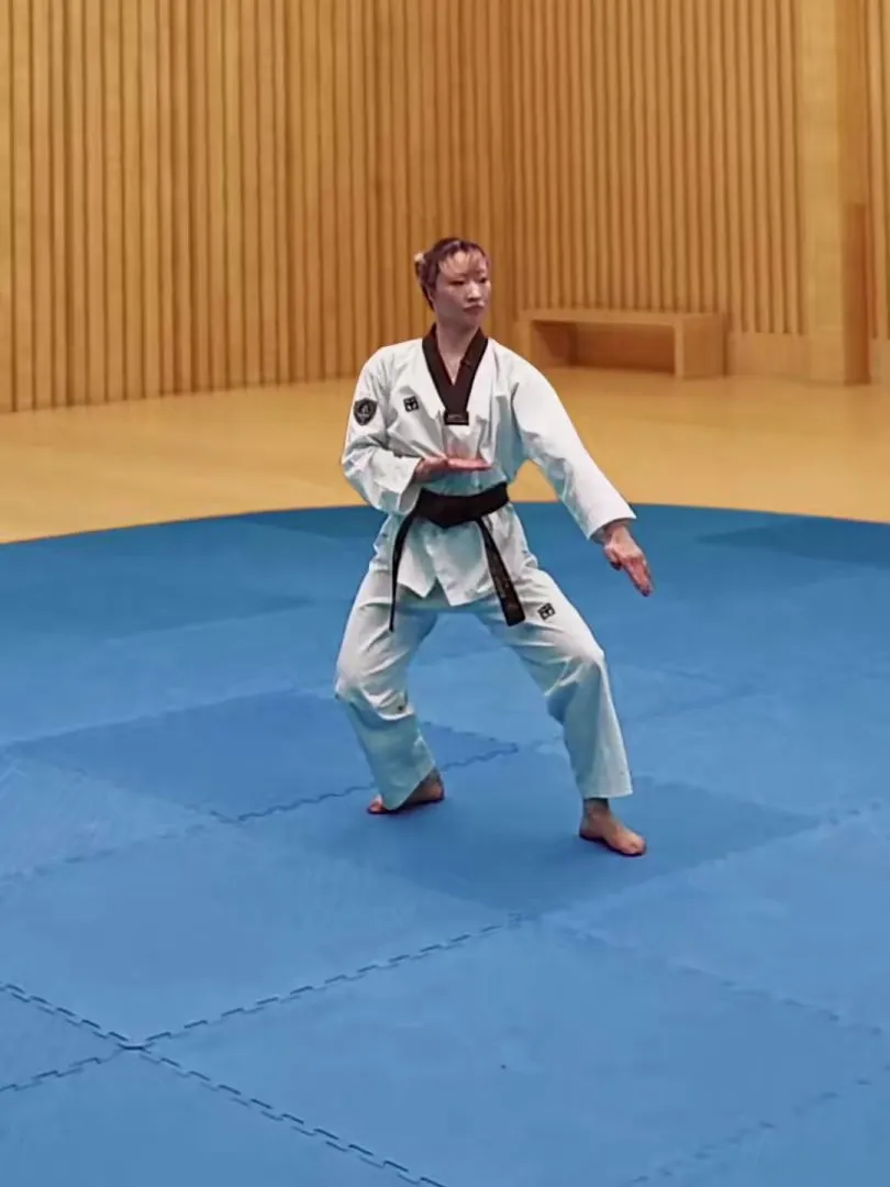 Sonnal-arae-makgi, Low Knifehand Block