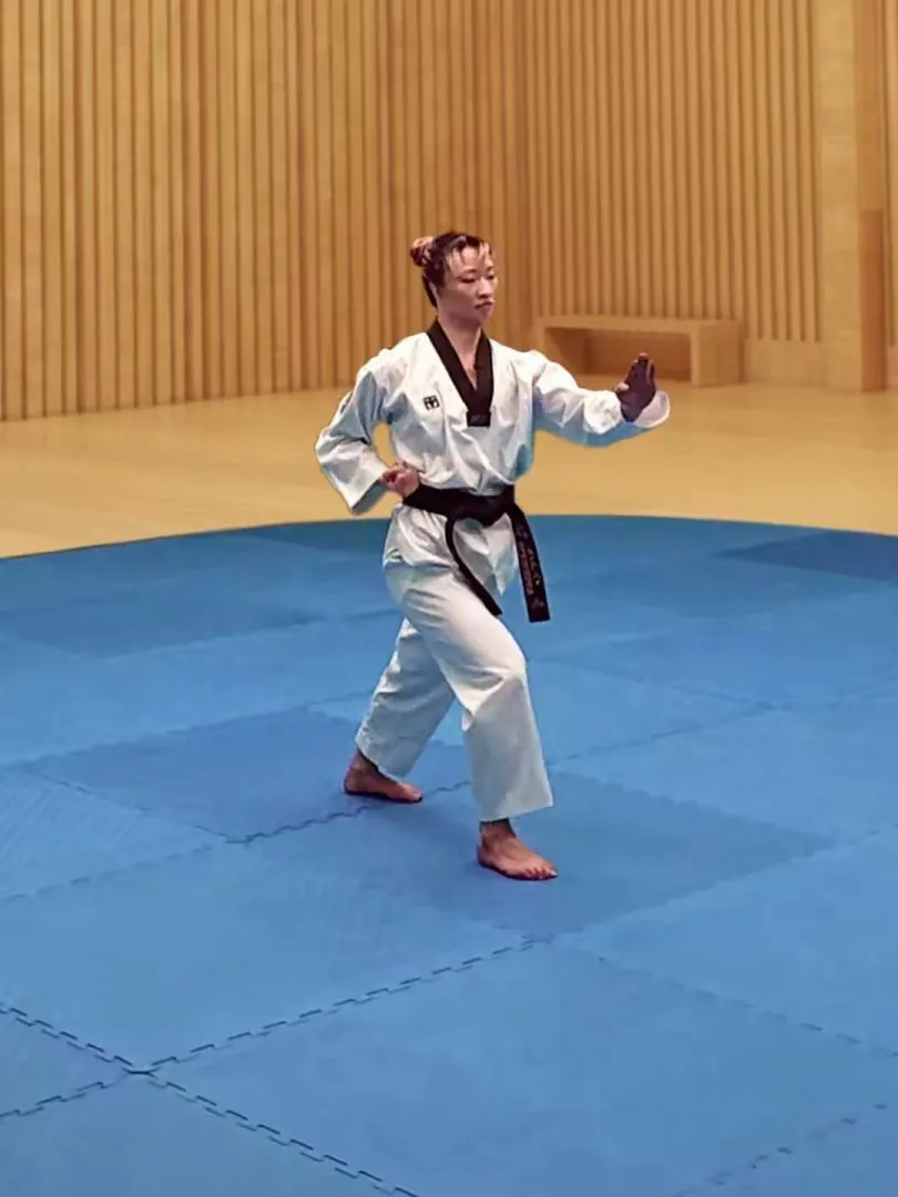Sonnal-biteureo-makgi, Knifehand Twist Block