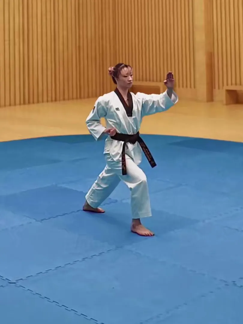 Sonnal-eolgul-biteureo-makgi, Knifehand High Twist Block