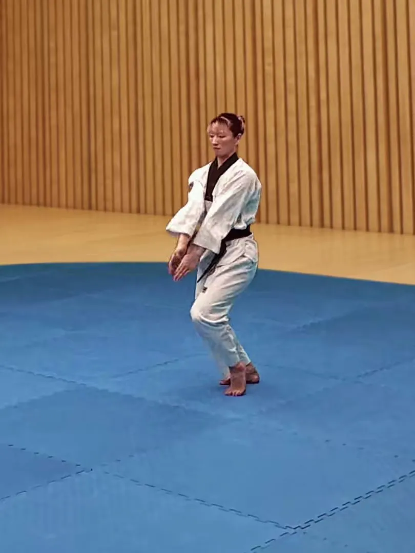 Sonnal-eotgeoreo-arae-makgi, Knifehand Low Cross Block