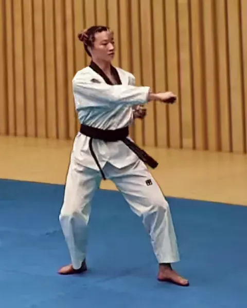 Hwidulleo-makgi, Swinging Block