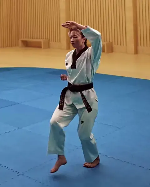 Hwidulleo-jabadanggigi, Swing and Pull (step forward)