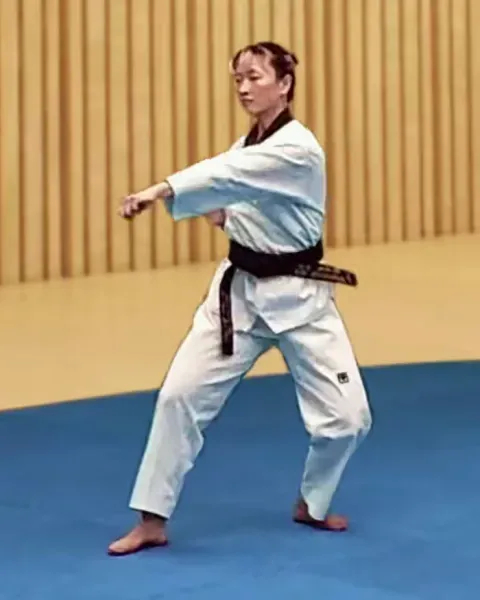 Hwidulleo-makgi, Swinging Block