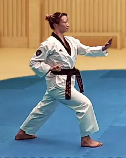 Sonnal-biteureo-makgi, Knifehand Twist Block