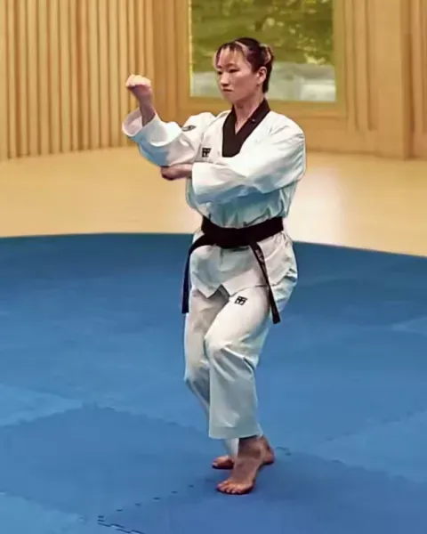 Deungjumeok-geodeureo-ap-chigi, Augmented Backfist Strike