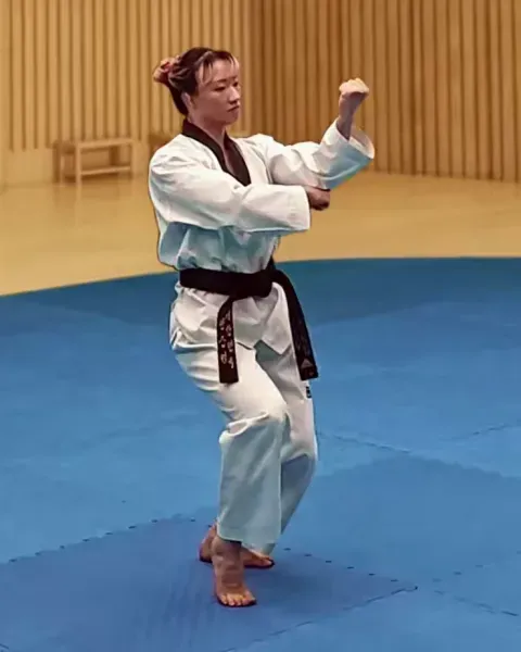 Deungjumeok-geodeureo-ap-chigi, Augmented Backfist Strike