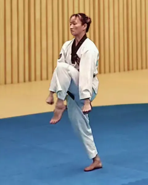 Mureup-chigi, Knee Strike