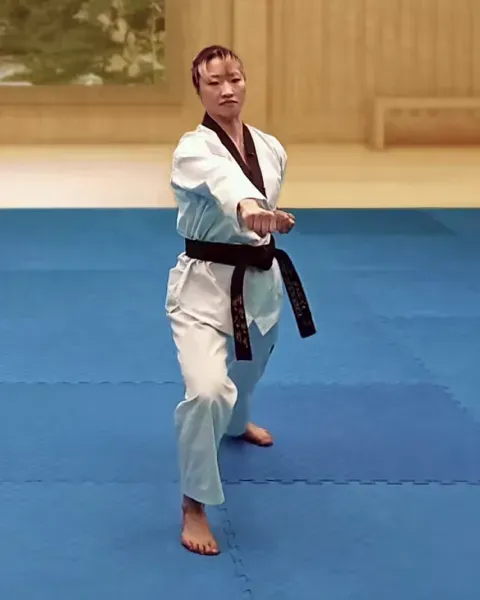 Momtong-jireugi, Middle Punch