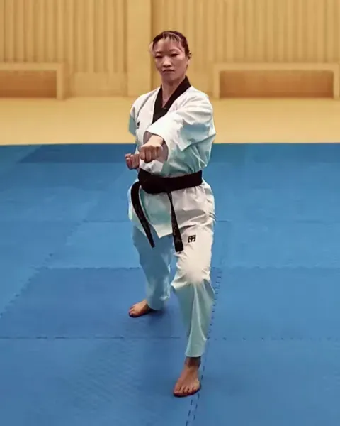 Momtong-jireugi, Middle Punch