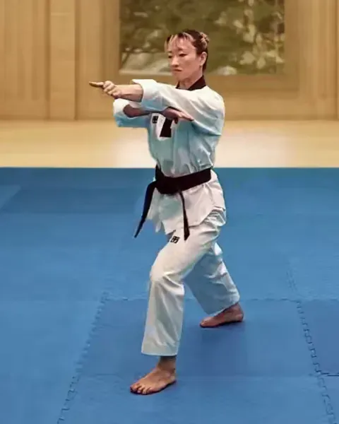 Geodeureo-kaljaebi, Supported Arc-Hand Strike