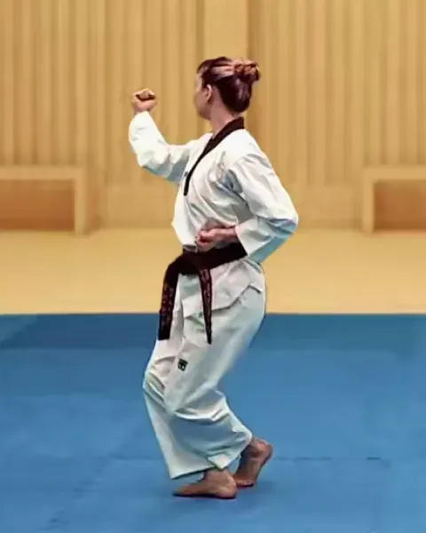 Deungjumeok-eolgul-ap-chigi, Backfist Strike