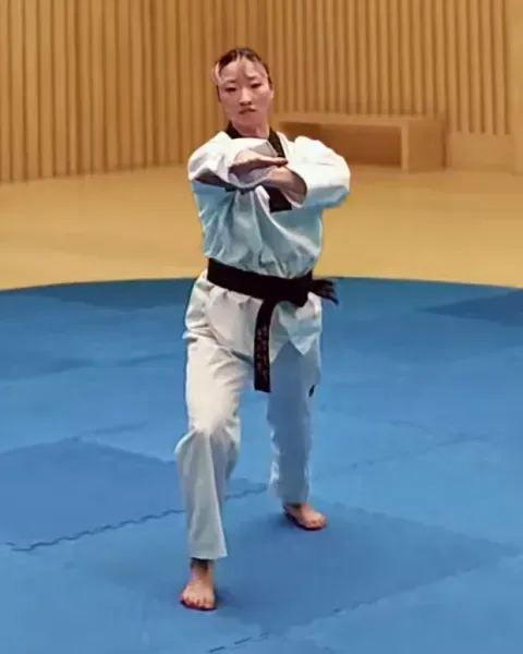 Geodeureo-kaljaebi, Supported Arc-Hand Strike