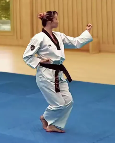 Deungjumeok-eolgul-ap-chigi, Backfist Strike