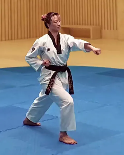Momtong-jireugi, Middle Punch