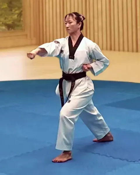 Momtong-jireugi, Middle Punch