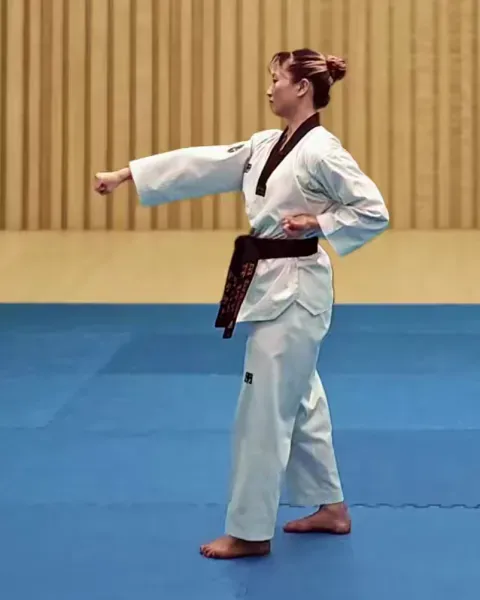 Momtong-jireugi, Middle Punch