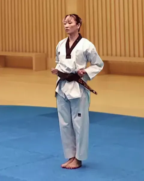 Dujumeok-heori-seogi, Closed Stance, fists to waist