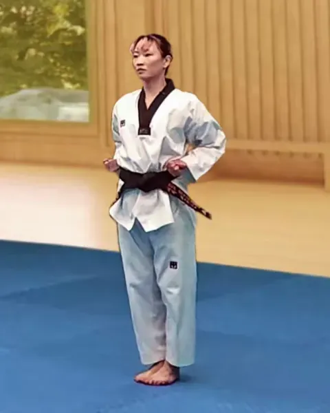 Dujumeok-heori-seogi, Closed Stance, fists to waist