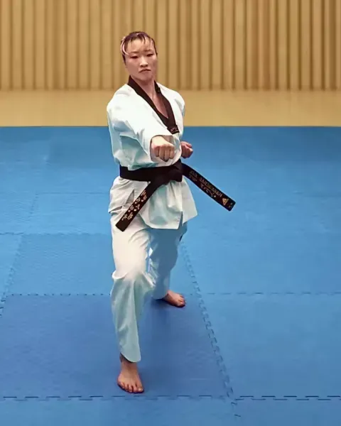 Bandae-jireugi, Middle Punch (after wrist grab)