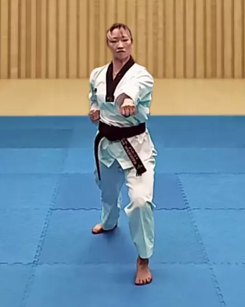 Dubeon-jireugi, Double Punch (right then left)