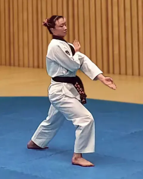 Pyeonsonkkeut-jeocheo-jjireugi, Low Fingertip Thrust (Groin Finger Strike)