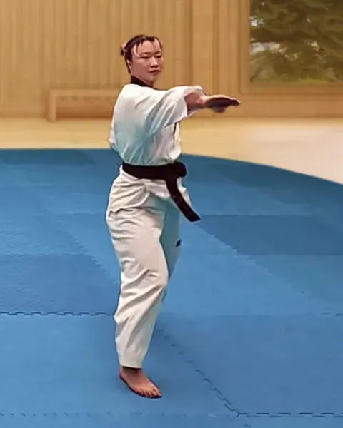 Sonnal-bakkat-chigi, Outward Knifehand Strike (palm down) to Neck