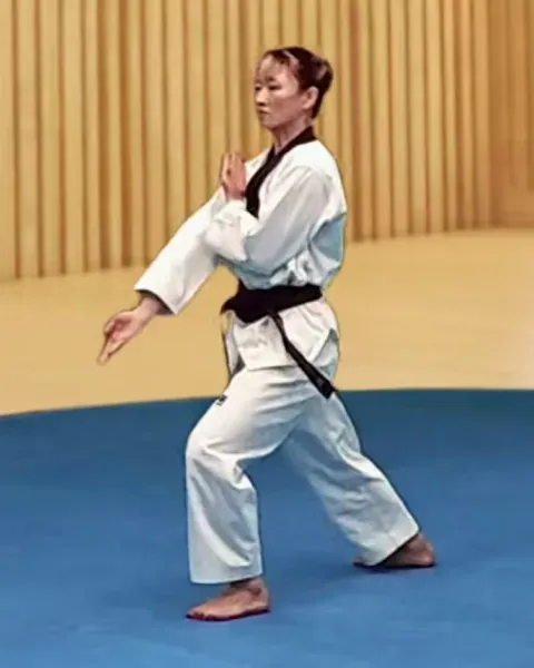 Pyeonsonkkeut-jeocheo-jjireugi, Low Fingertip Thrust (Groin Finger Strike)