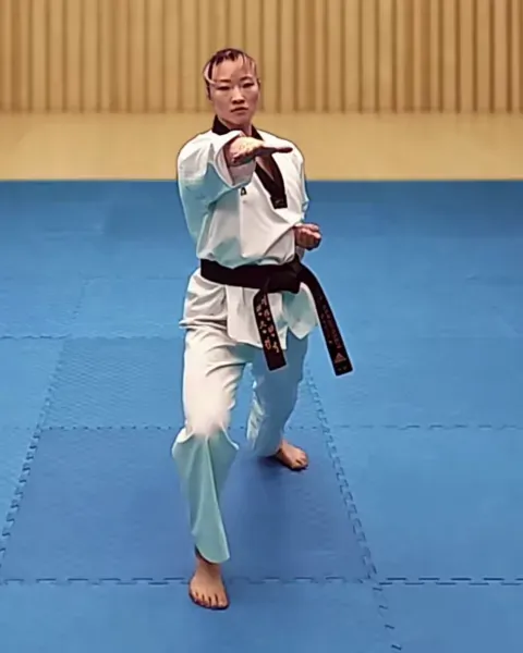 Ageumson-ap-chigi, Arc-Hand Strike to Neck