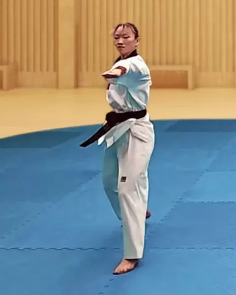 Sonnal-bakkat-chigi, Outward Knifehand Strike (palm down) to Neck