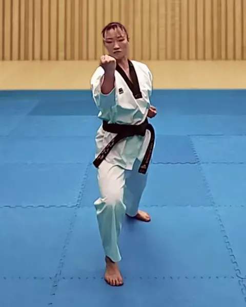 Deungjumeok-eolgul-ap-chigi, Backfist Strike