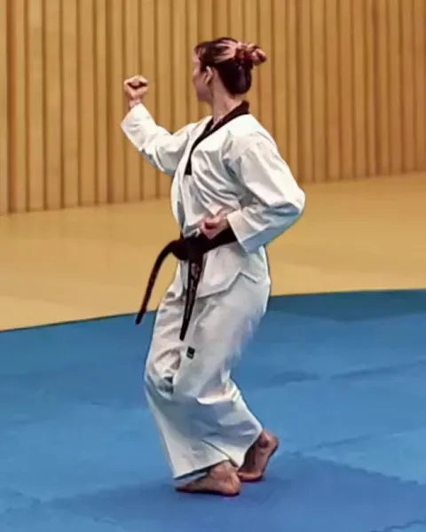 Deungjumeok-eolgul-ap-chigi, Backfist Strike