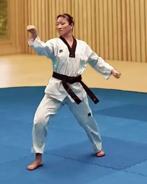 Deungjumeok-eolgul-ap-chigi, Backfist Strike