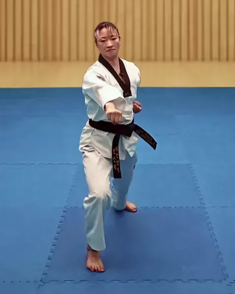 Dubeon-jireugi, Double Punch (left then right)