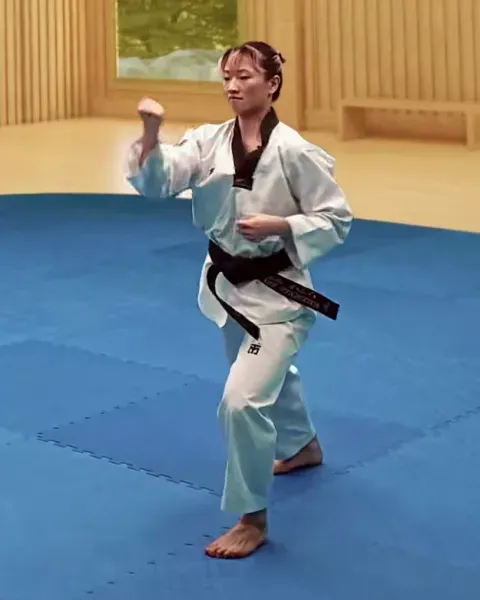 Deungjumeok-eolgul-ap-chigi, Backfist Strike