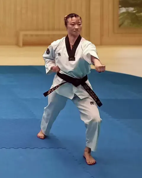 Momtong-jireugi, Middle Punch