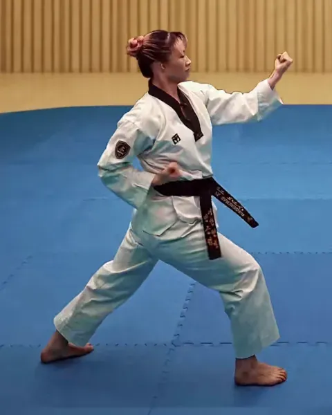Deungjumeok-eolgul-ap-chigi, Backfist Strike